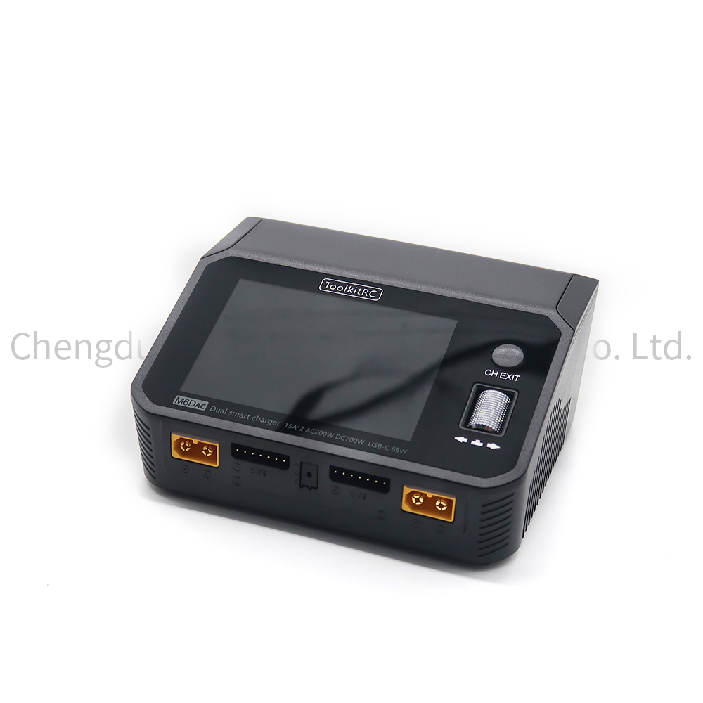 ToolkitRC M6DAC AC 200W DC 700 - Toolkitrc M6Dac Smart Charger recensione e prezzo